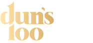 לוגו דן'ס 100 עם הכיתוב 'הסטנדרט להישגים' בצבעים זהב ולבן.