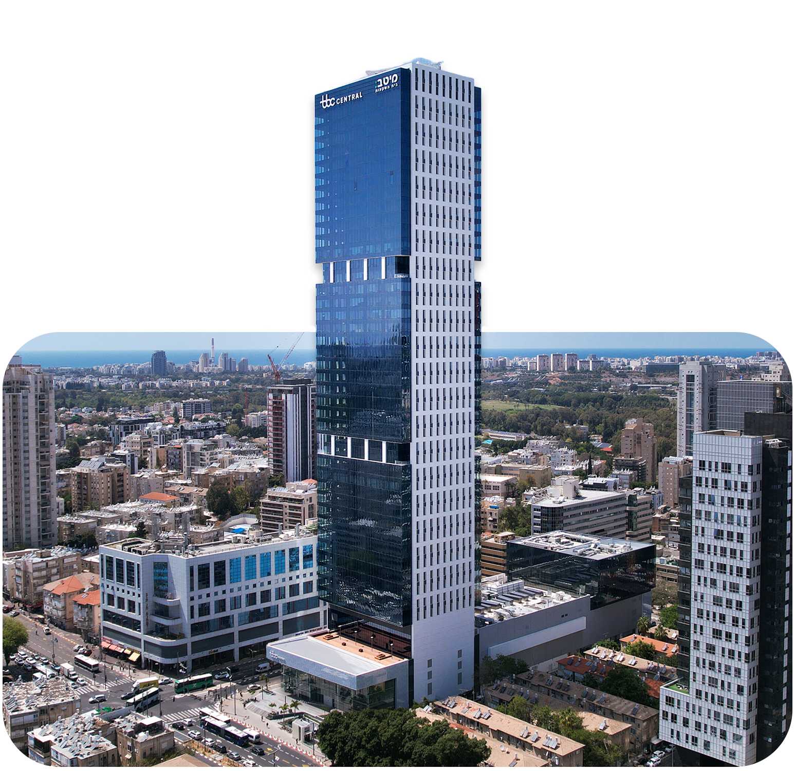 בניין משרדים מודרני גבוה עם זכוכית כהה בתל אביב, ישראל.